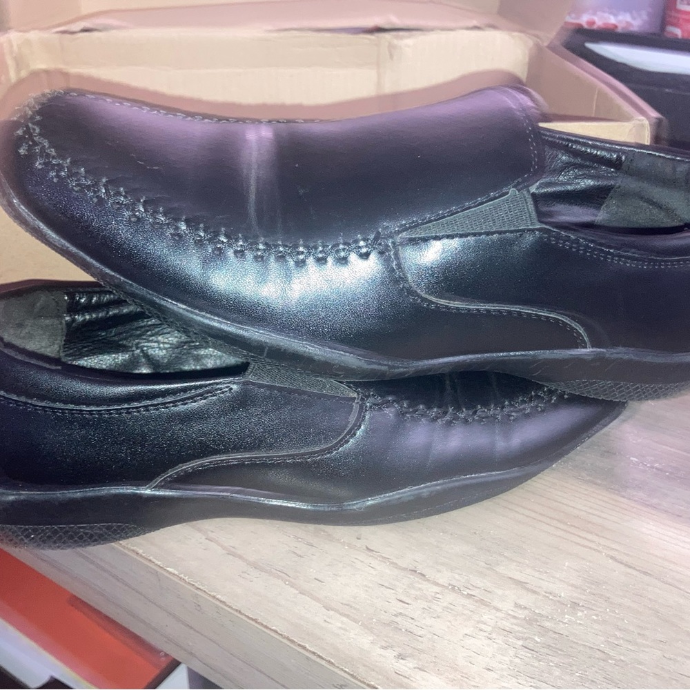 They are j75 jumps color black size 3 in boys